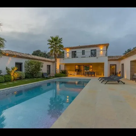 Beautiful 5 Bedrooms Villa, A Shelter In Lush Greenery וילה ניס