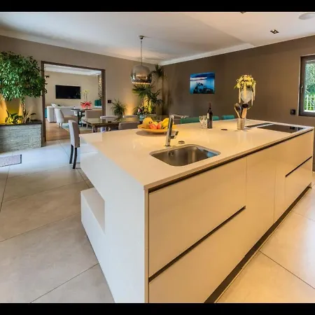Beautiful 5 Bedrooms Villa, A Shelter In Lush Greenery ניס