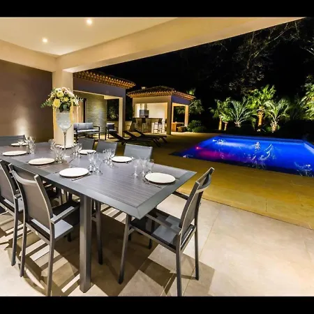 וילה Beautiful 5 Bedrooms Villa, A Shelter In Lush Greenery ניס