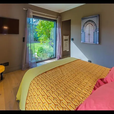 Beautiful 5 Bedrooms Villa, A Shelter In Lush Greenery וילה *