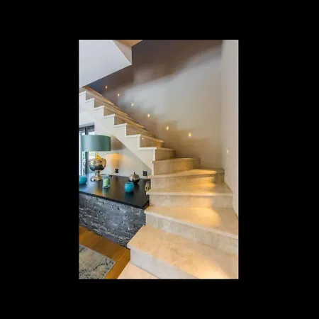 Beautiful 5 Bedrooms Villa, A Shelter In Lush Greenery וילה *