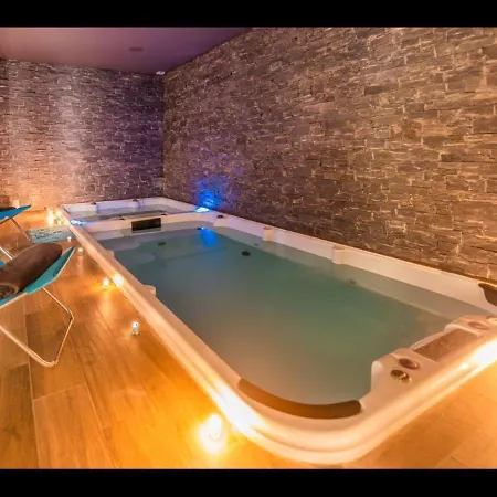 Beautiful 5 Bedrooms Villa, A Shelter In Lush Greenery וילה *