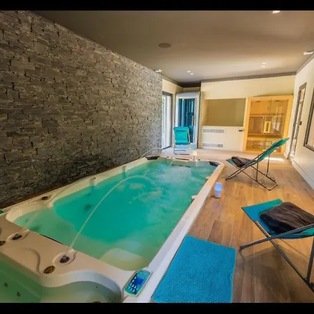 Beautiful 5 Bedrooms Villa, A Shelter In Lush Greenery וילה