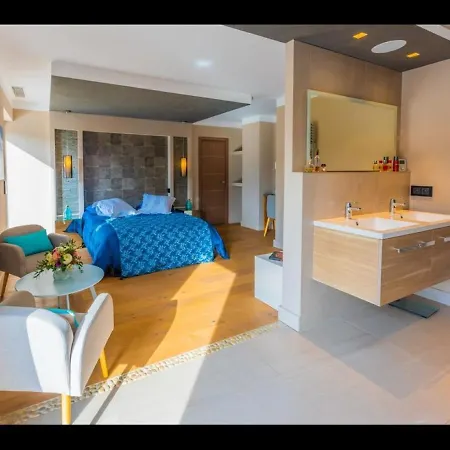 Beautiful 5 Bedrooms Villa, A Shelter In Lush Greenery * ניס