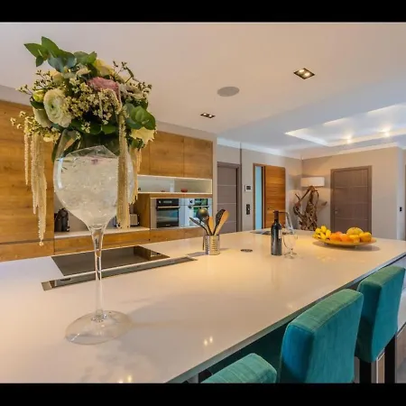 Beautiful 5 Bedrooms Villa, A Shelter In Lush Greenery וילה *