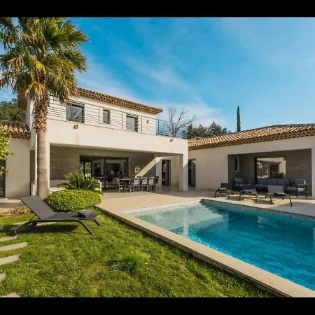 Beautiful 5 Bedrooms Villa, A Shelter In Lush Greenery וילה *