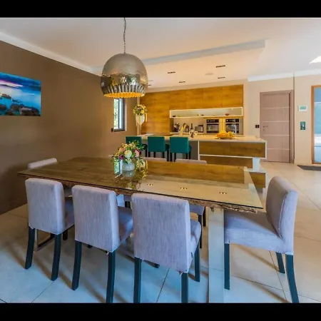וילה Beautiful 5 Bedrooms Villa, A Shelter In Lush Greenery