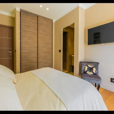 Beautiful 5 Bedrooms Villa, A Shelter In Lush Greenery וילה