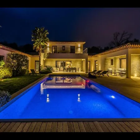 Beautiful 5 Bedrooms Villa, A Shelter In Lush Greenery וילה *