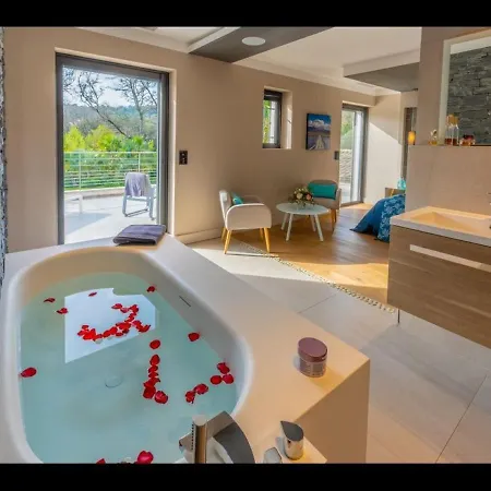 וילה Beautiful 5 Bedrooms Villa, A Shelter In Lush Greenery *