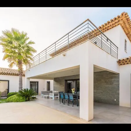 וילה Beautiful 5 Bedrooms Villa, A Shelter In Lush Greenery